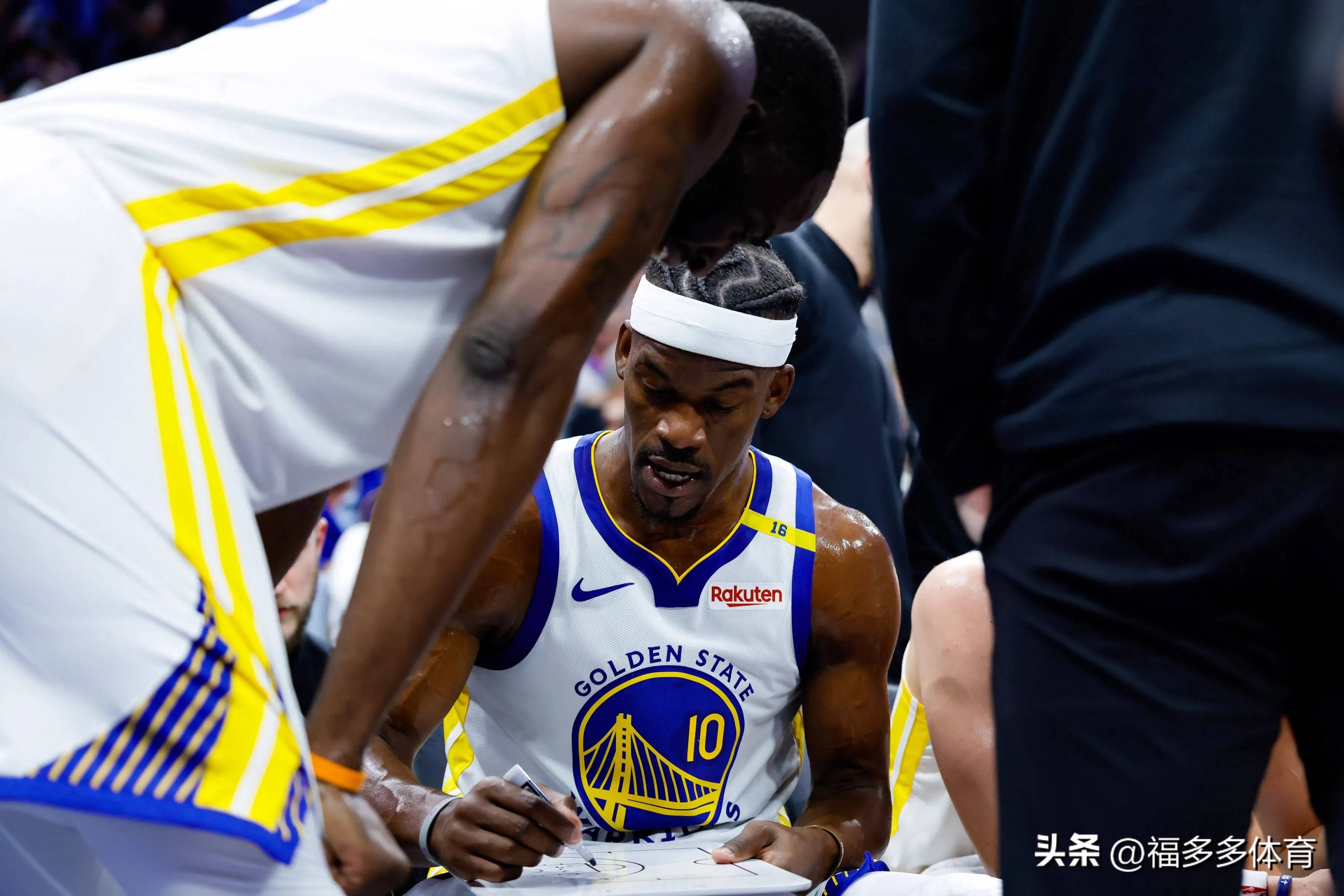 九游游戏大全包含独行侠不断突破！，巴特勒连续七场比赛得分超过大比分获胜观众掌声雷动的词条